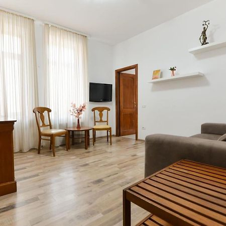 Ago Apartments Bukares Bagian luar foto