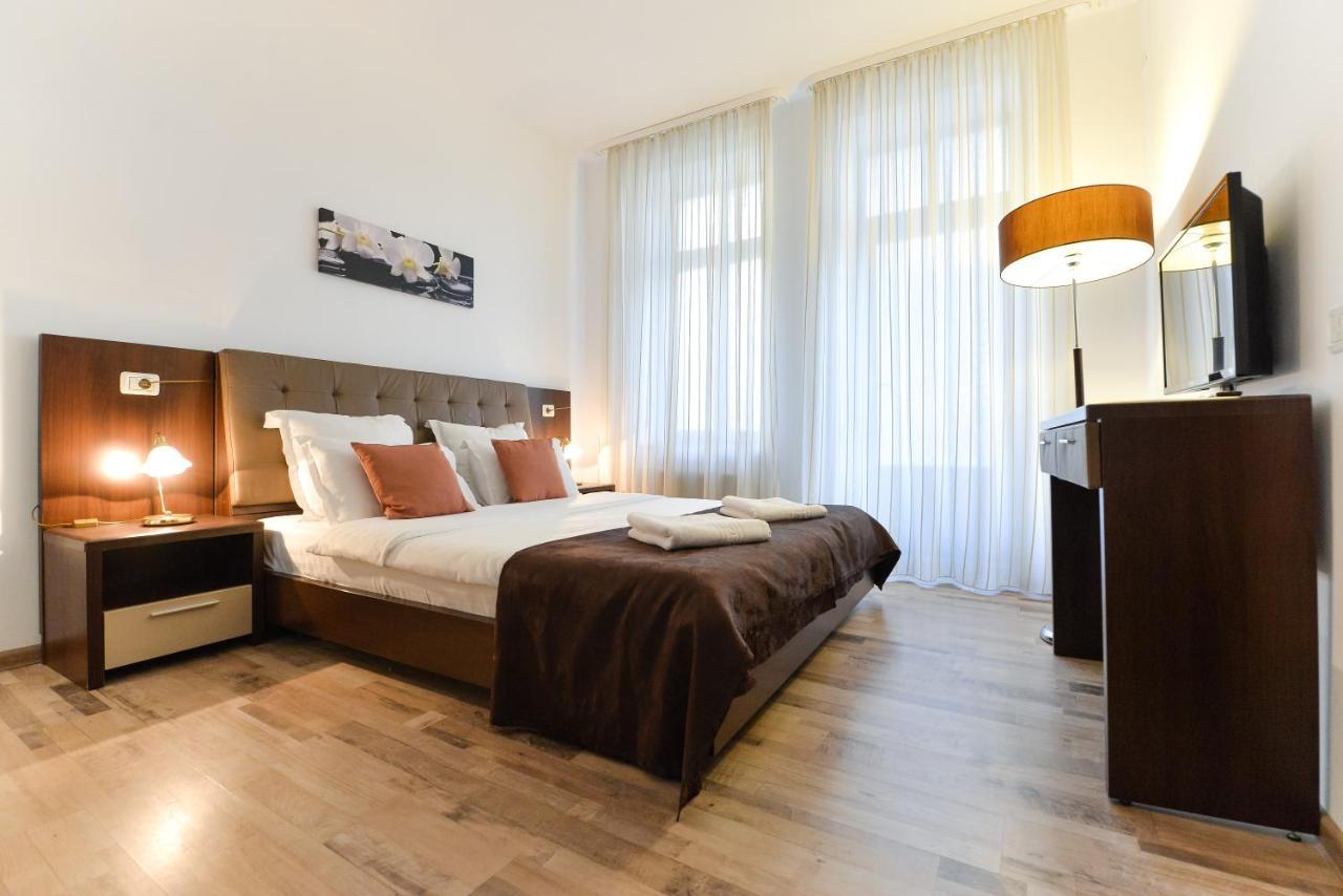 Ago Apartments Bukares Bagian luar foto