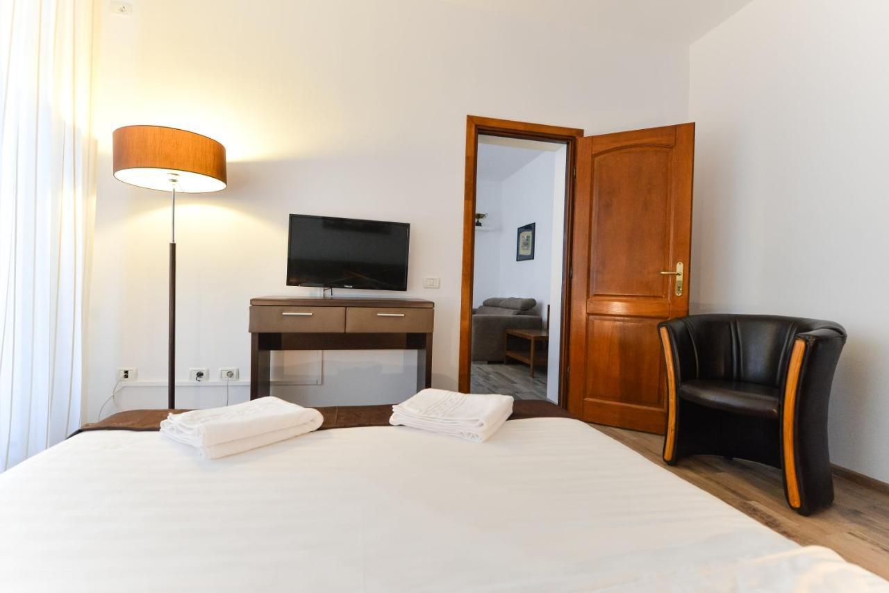 Ago Apartments Bukares Bagian luar foto