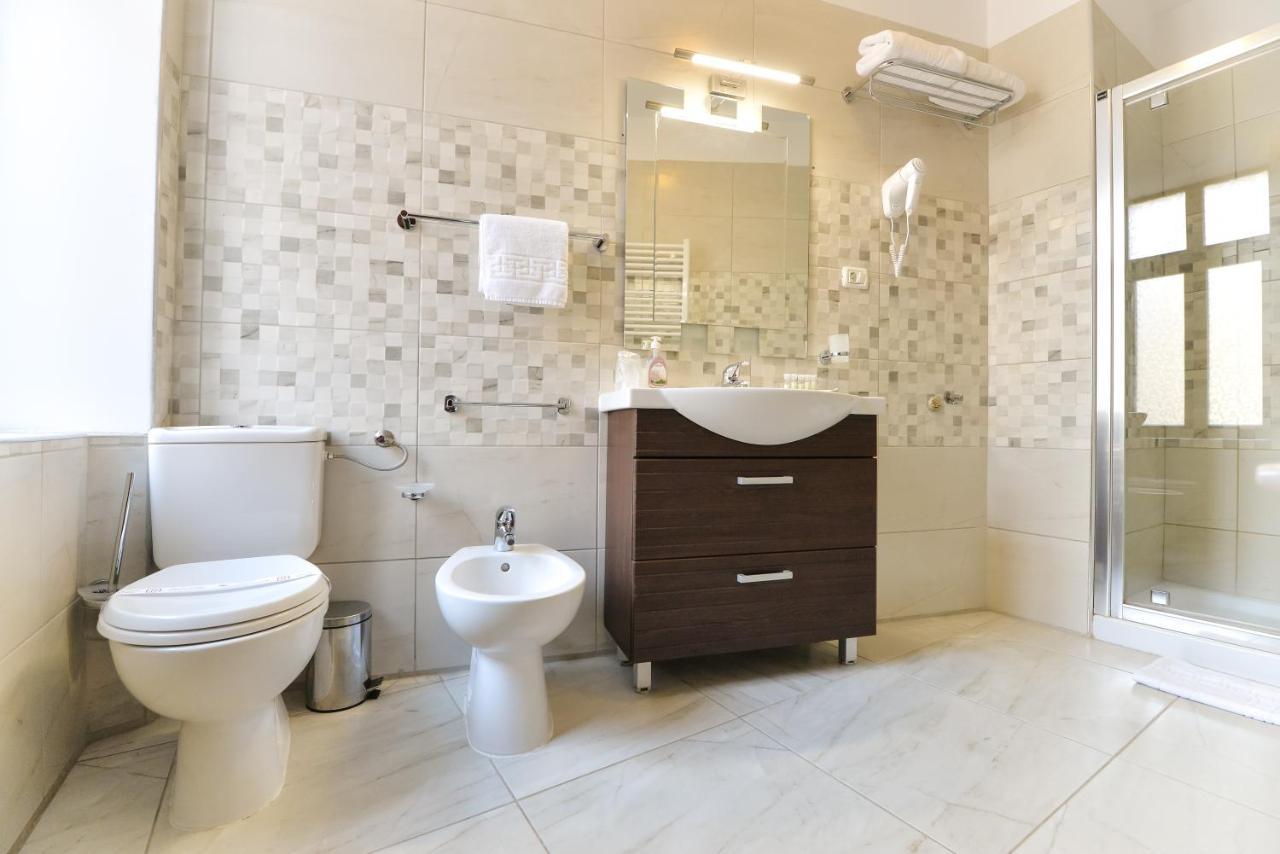 Ago Apartments Bukares Bagian luar foto