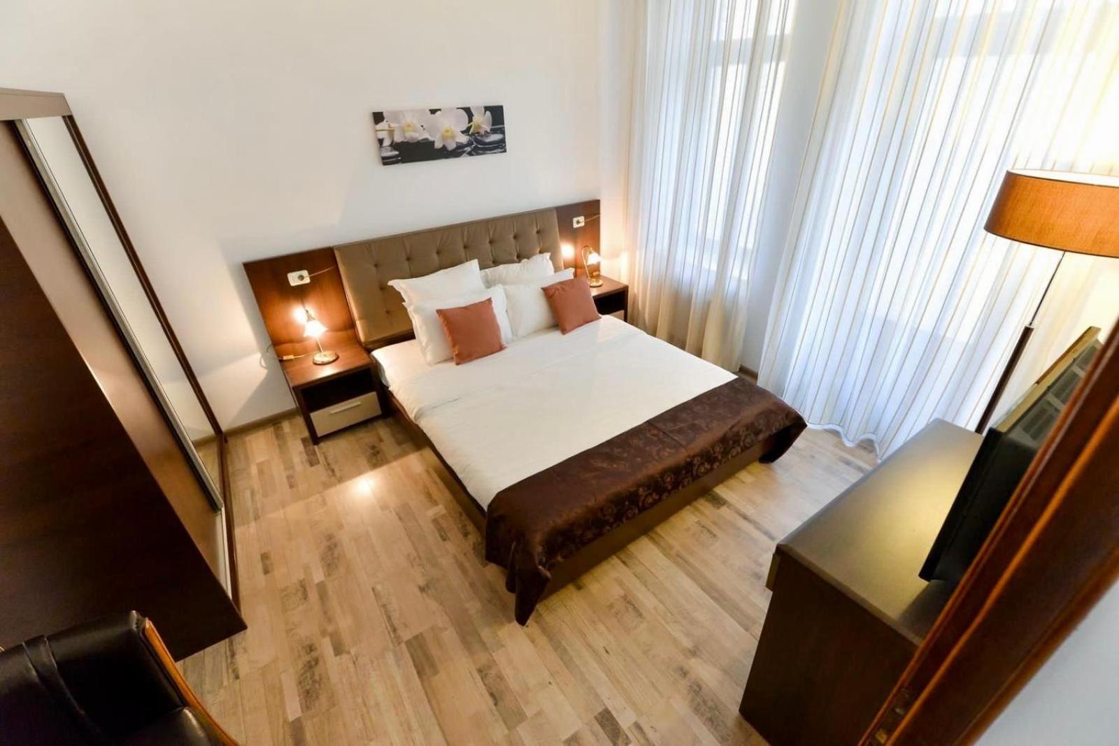 Ago Apartments Bukares Bagian luar foto