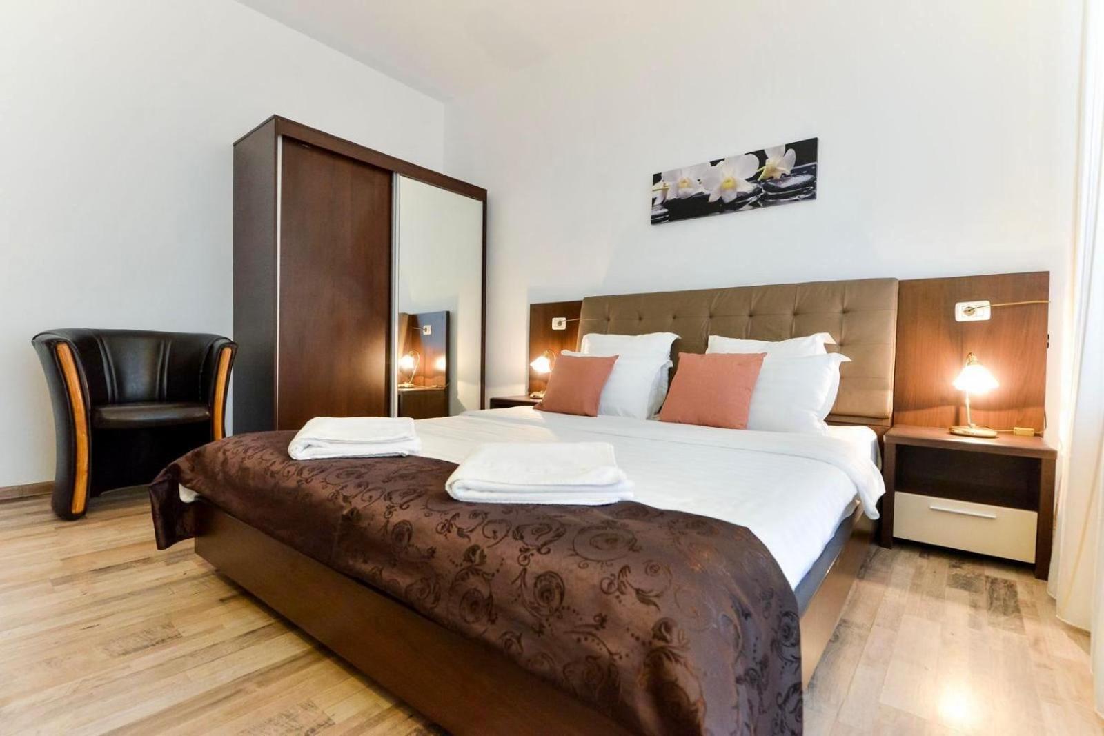 Ago Apartments Bukares Bagian luar foto